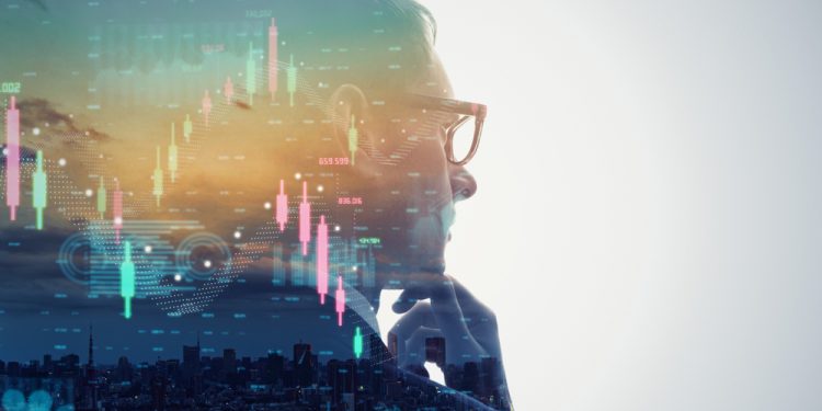 La silueta de un hombre con la mano en la barbillla.