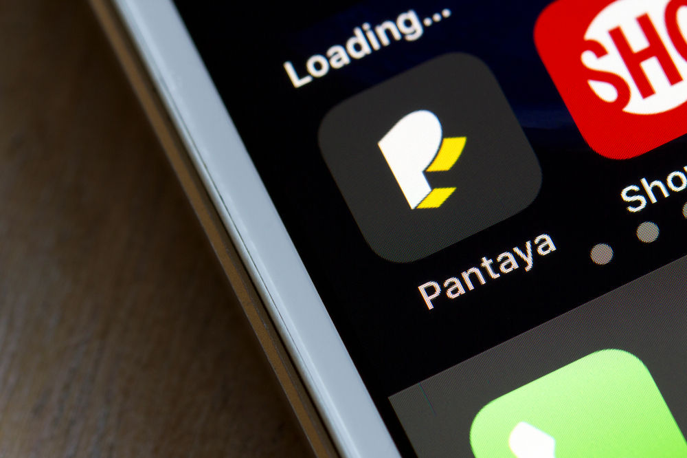 Acercamiento de un celular con el logo de la aplicación de Pantaya